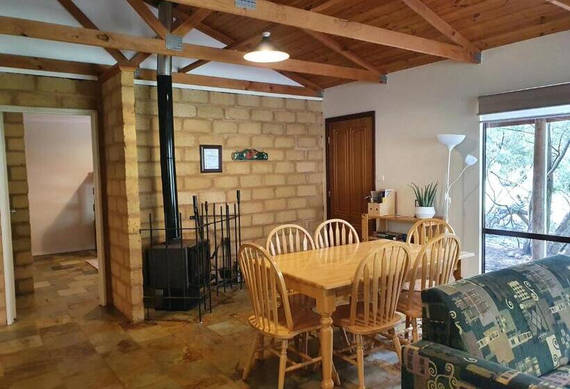 오두막, Little River Farm Cottages