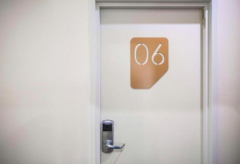 스탠다드 스튜디오 킹침대, Nightcap At High Flyer