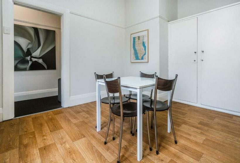 标准单人间共用浴室, The Oriental