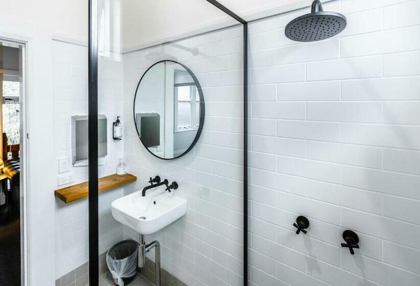 标准单人间共用浴室, The Oriental