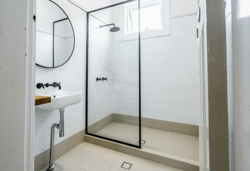 标准单人间共用浴室, The Oriental