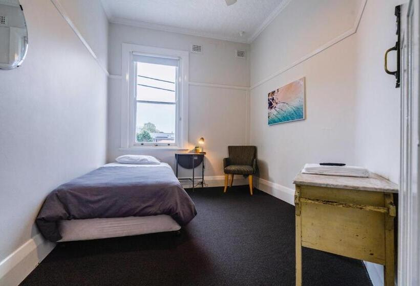 标准单人间共用浴室, The Oriental