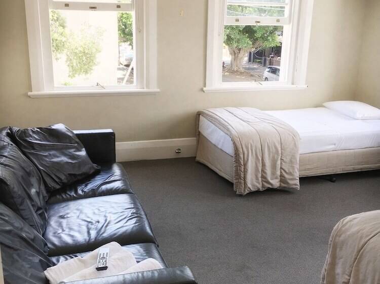 标准单人间共用浴室, The Oriental