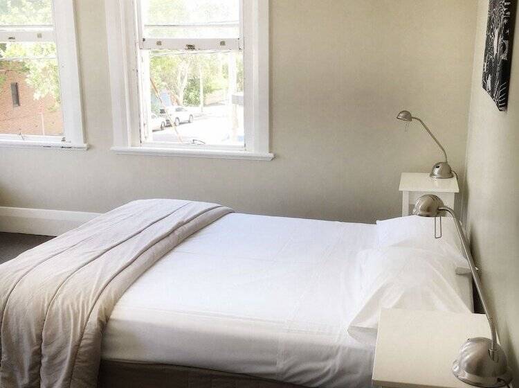 标准单人间共用浴室, The Oriental