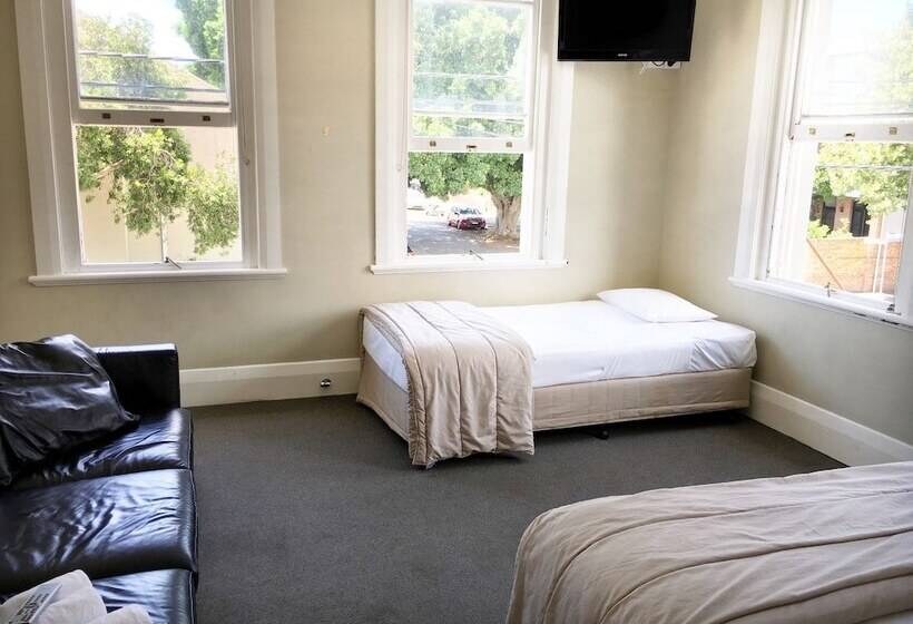 标准单人间共用浴室, The Oriental