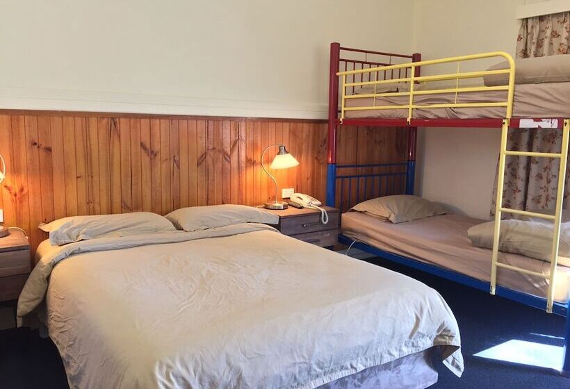 חדר משפחתי, Lithgow Valley Motel