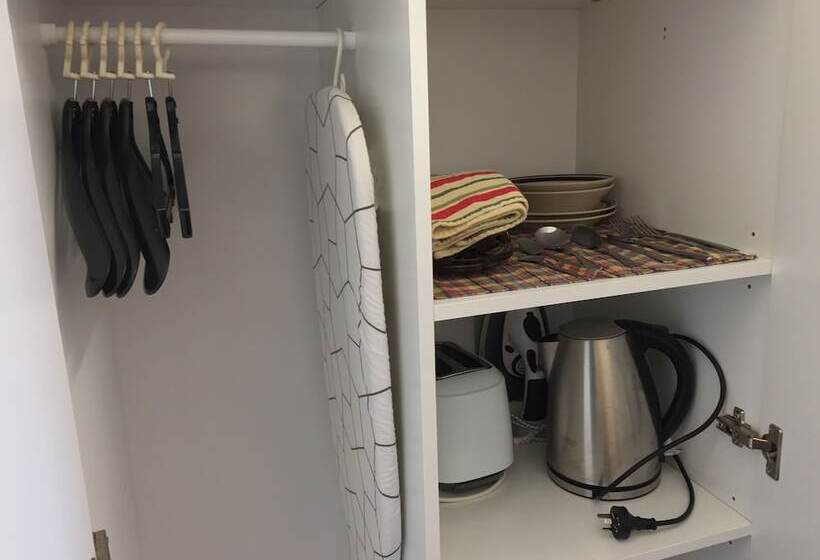 חדר משפחתי, Lithgow Valley Motel