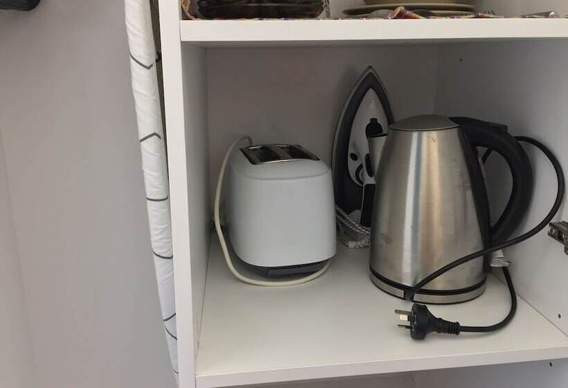 חדר משפחתי, Lithgow Valley Motel