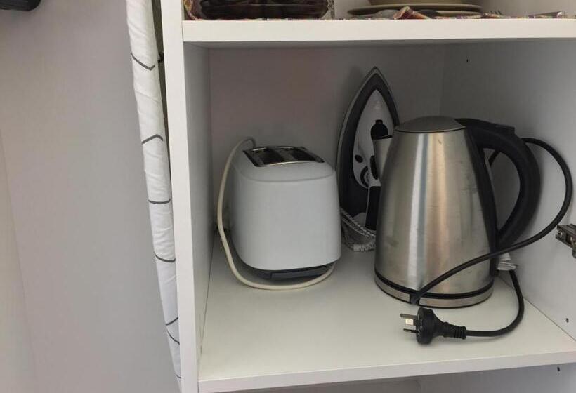 חדר משפחתי, Lithgow Valley Motel