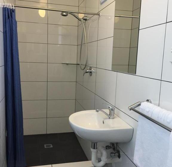 חדר משפחתי, Lithgow Valley Motel