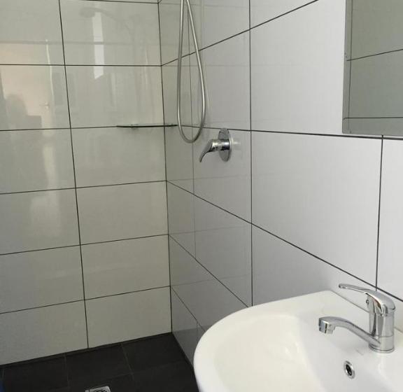 חדר משפחתי, Lithgow Valley Motel