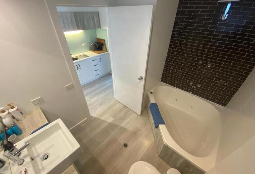 스탠다드 스튜디오 바다 전망, Lorne World