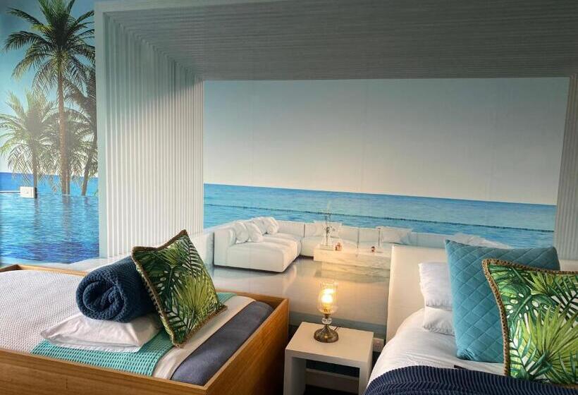 스탠다드 발코니 스튜디오, Lorne World