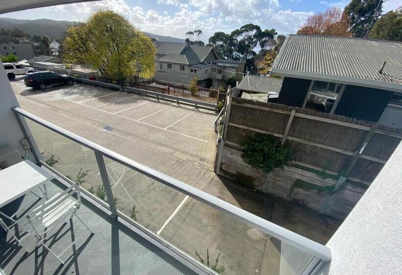 스탠다드 발코니 스튜디오, Lorne World