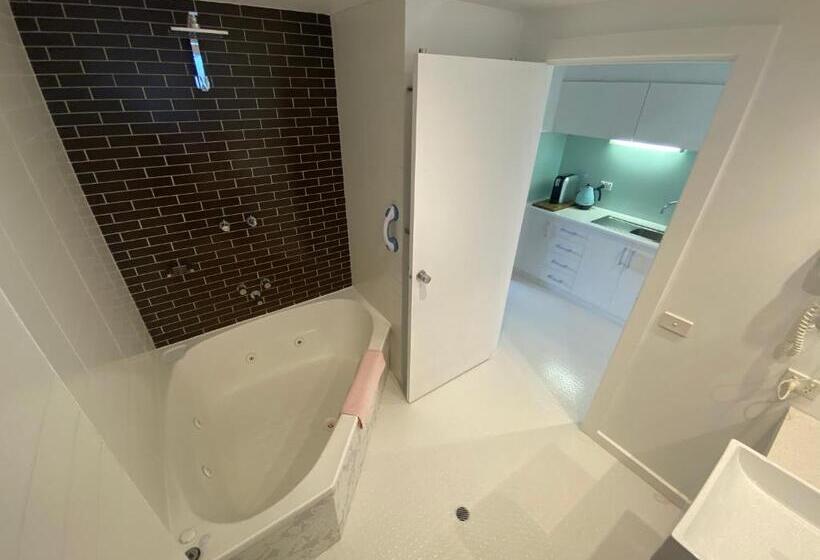 스탠다드 스튜디오 바다 전망, Lorne World