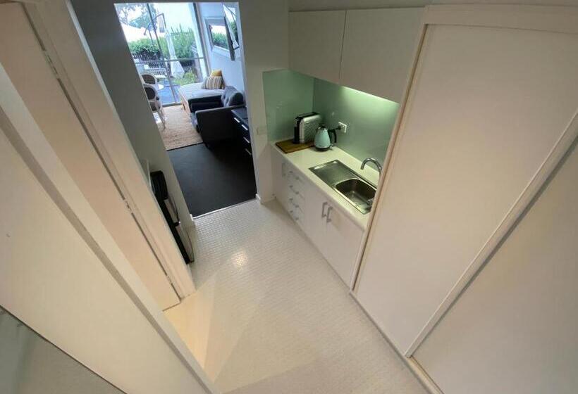 스탠다드 스튜디오 바다 전망, Lorne World