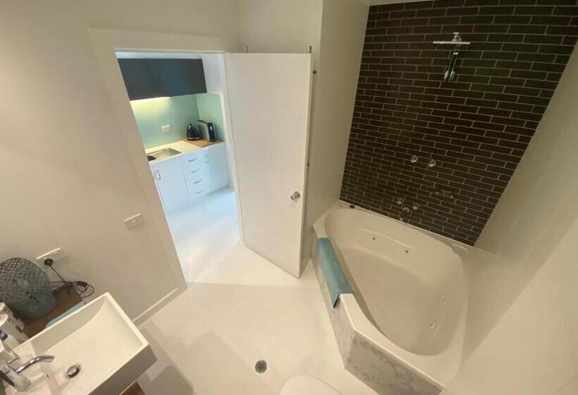 스탠다드 발코니 스튜디오, Lorne World