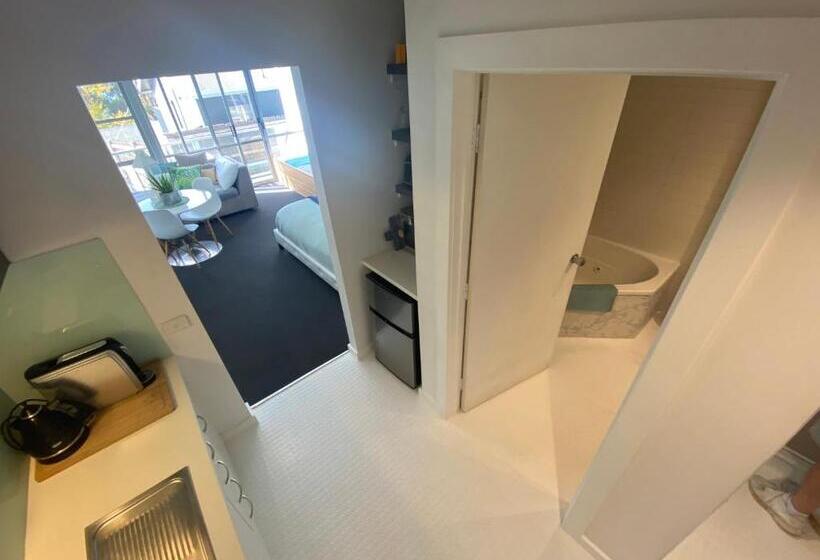 스탠다드 발코니 스튜디오, Lorne World