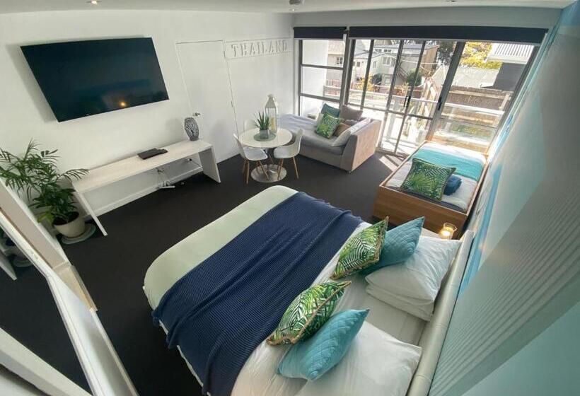 스탠다드 발코니 스튜디오, Lorne World