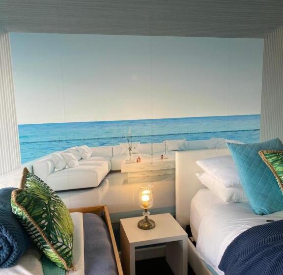 스탠다드 발코니 스튜디오, Lorne World