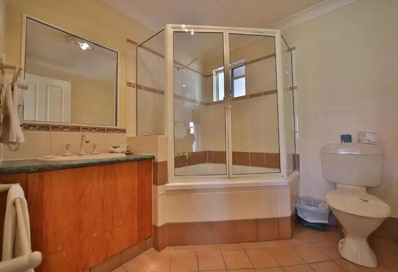 Suite, Emerald Explorers Inn