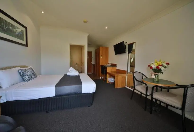 Suite, Emerald Explorers Inn