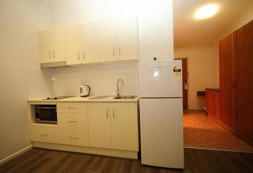 سوییت اجرایی, Emerald Explorers Inn