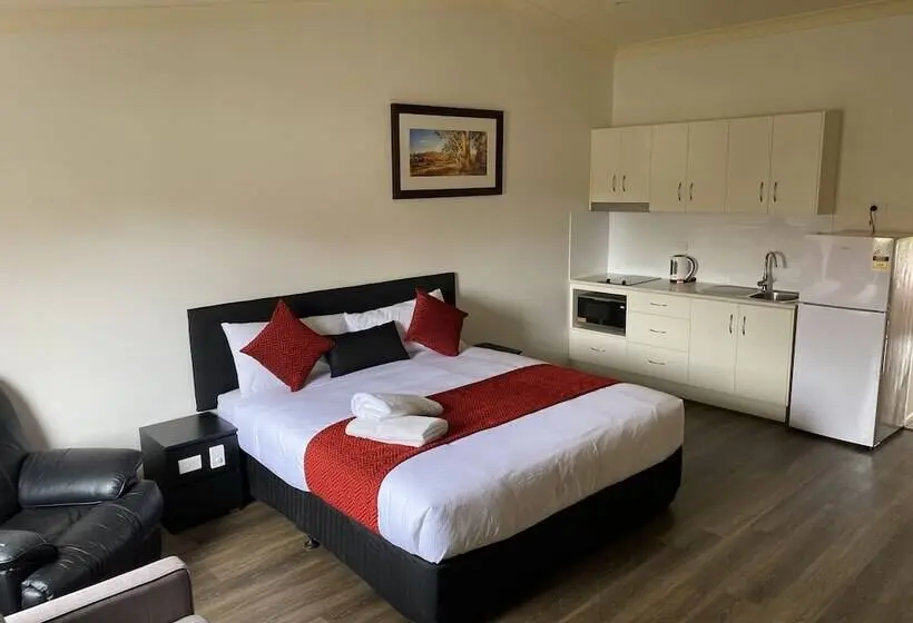 Executive Suite, Emerald Explorers Inn