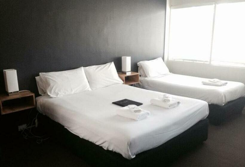 חדר סטנדרט לשלושה, Motel Melrose