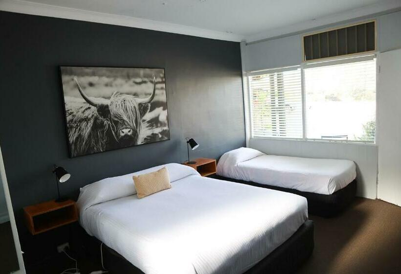 חדר סטנדרט לשלושה, Motel Melrose