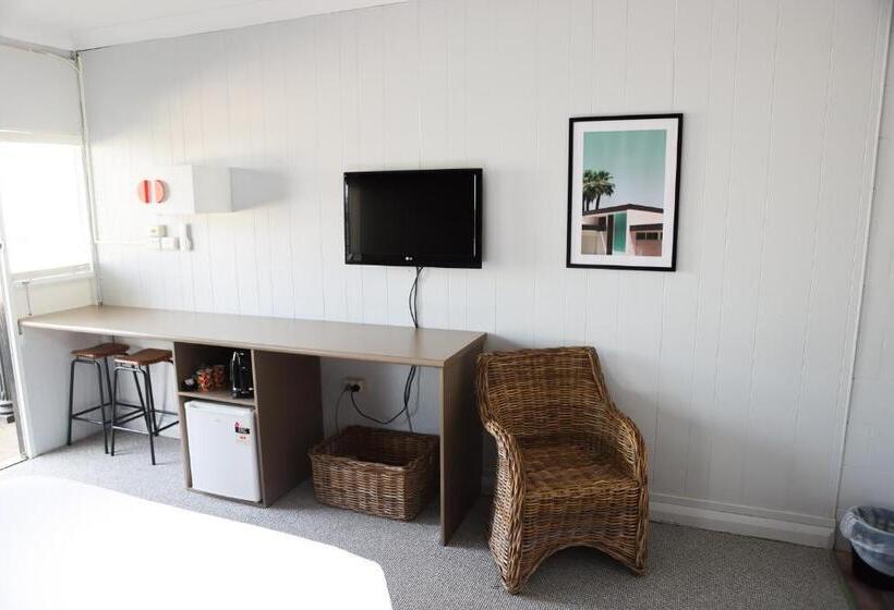 חדר משפחתי, Motel Melrose