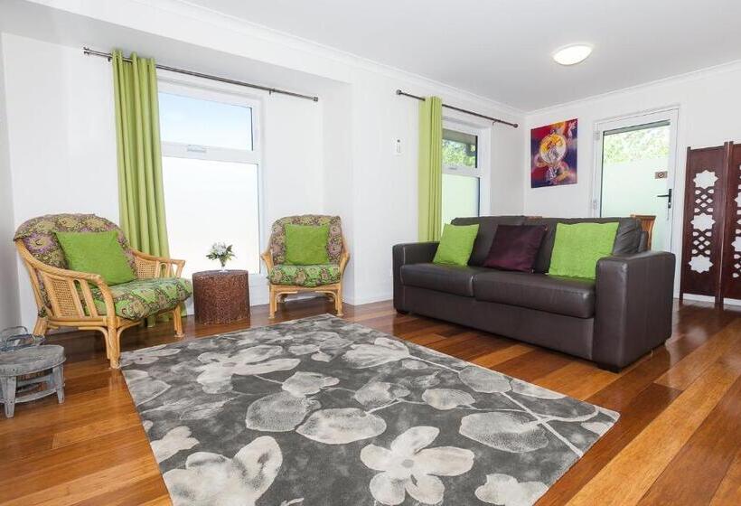 شقة غرفة واحدة, One Of A Kind Apartments