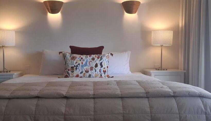 스위트 킹사이즈 침대, Elfin Hill Vineyard Accommodation