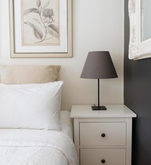 스위트 킹사이즈 침대, Elfin Hill Vineyard Accommodation