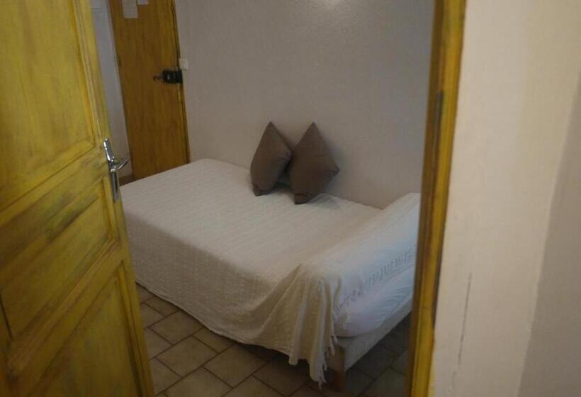 غرفة قياسية ثلاثية, Auberge Des Seguins