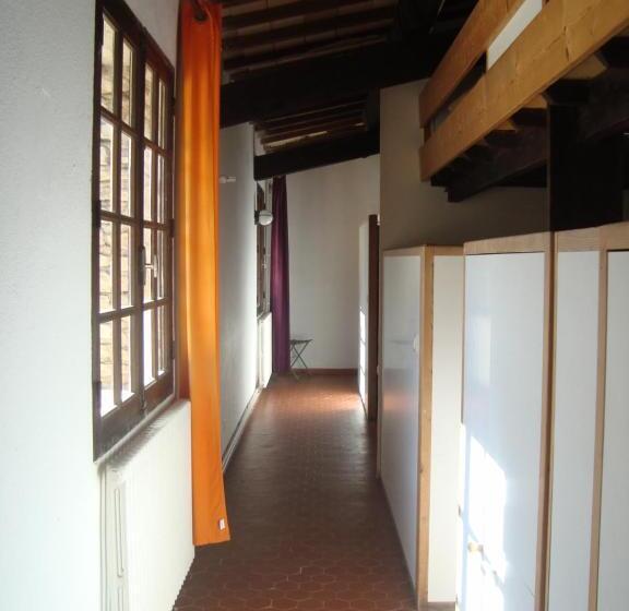 سرير فى غرفة مشتركه, Auberge Des Seguins