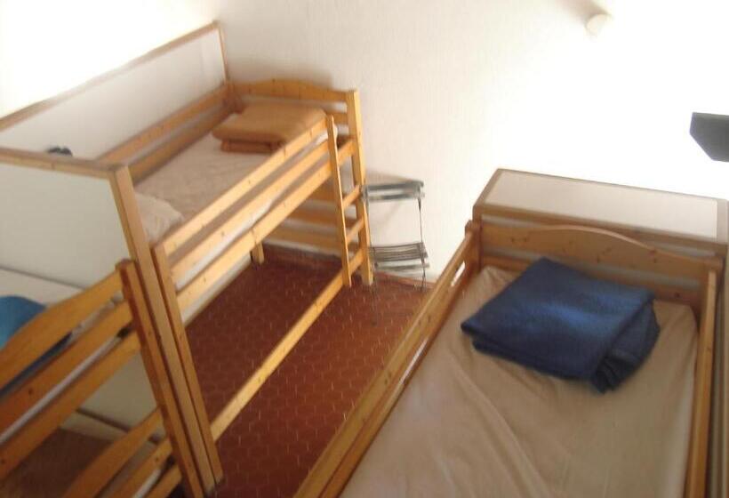 سرير فى غرفة مشتركه, Auberge Des Seguins