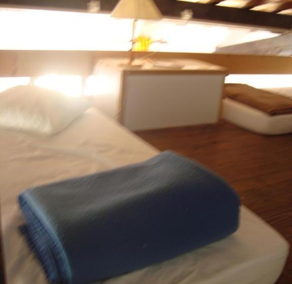 سرير فى غرفة مشتركه, Auberge Des Seguins