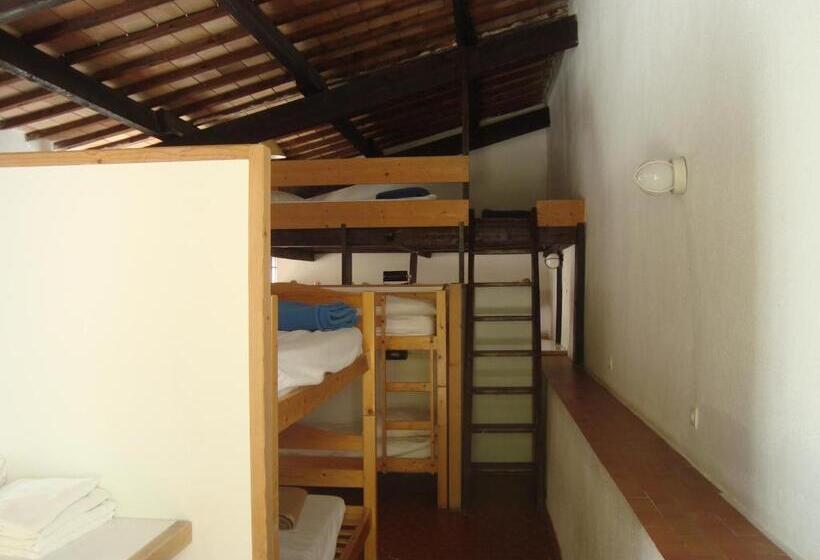 سرير فى غرفة مشتركه, Auberge Des Seguins