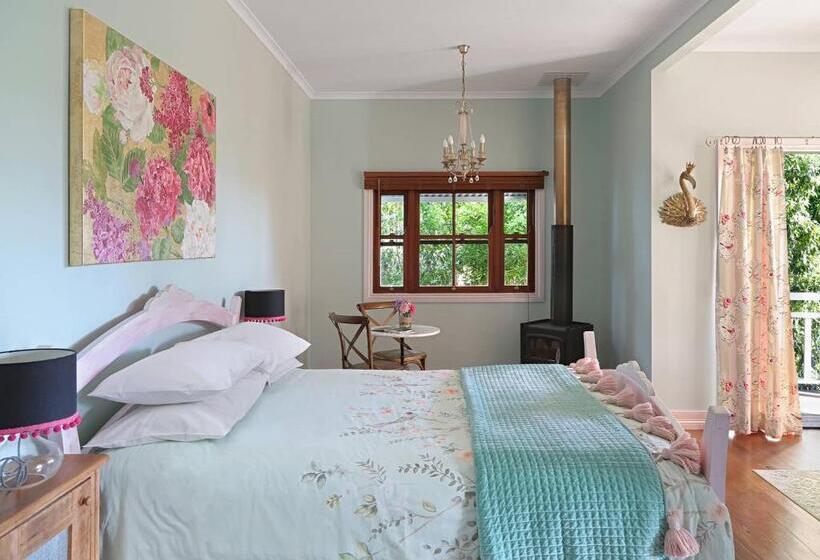 スイート, The Spotted Chook