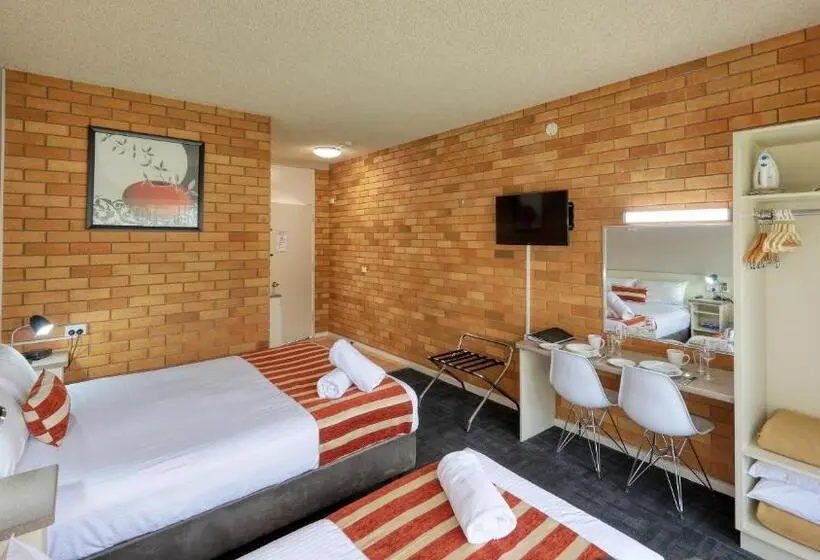 اتاق خانوادگی تودرتو, Court Street Motel