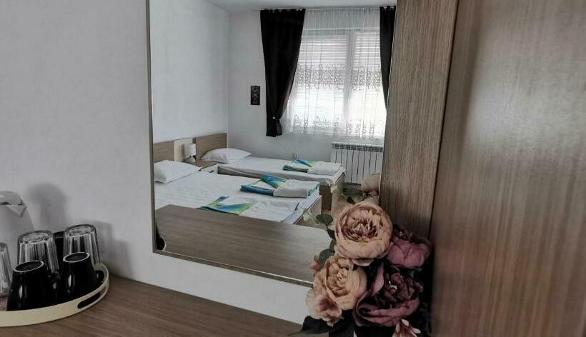 Habitación Triple Estándar con Terraza, къща за гости The Sunny Corner