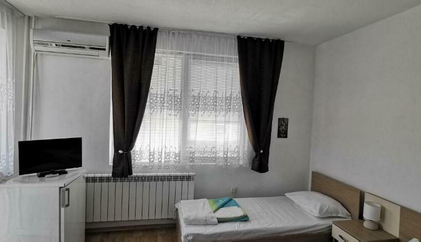 Habitación Triple Estándar con Terraza, къща за гости The Sunny Corner