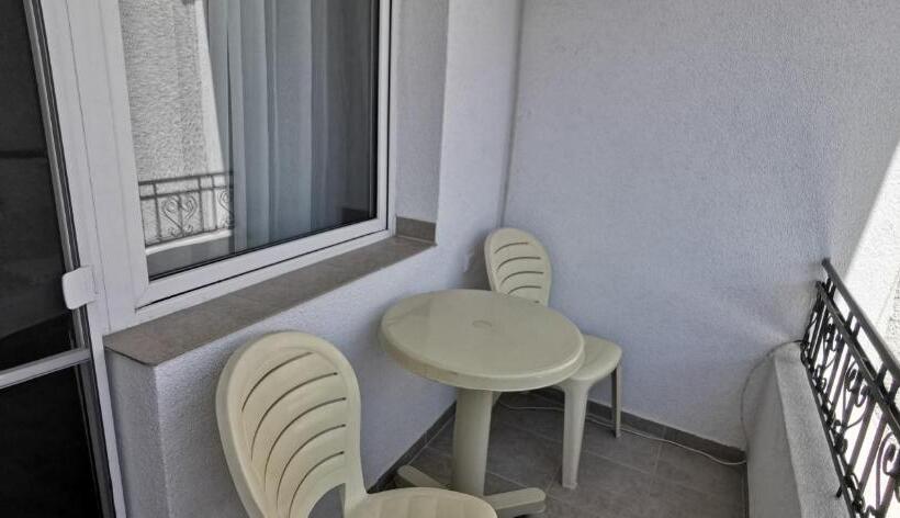 Standard Egyágyas Szoba Erkéllyel, къща за гости The Sunny Corner