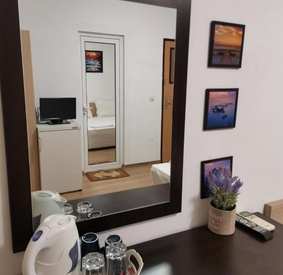 Standard Szoba Erkéllyel, къща за гости The Sunny Corner