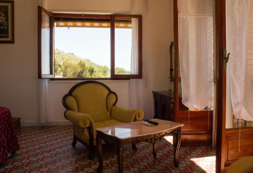 غرفة قياسية ثلاثية, Villa Sarina
