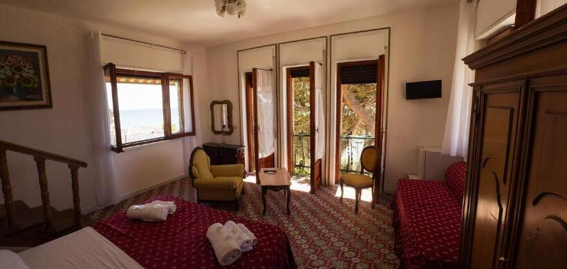 غرفة قياسية ثلاثية, Villa Sarina