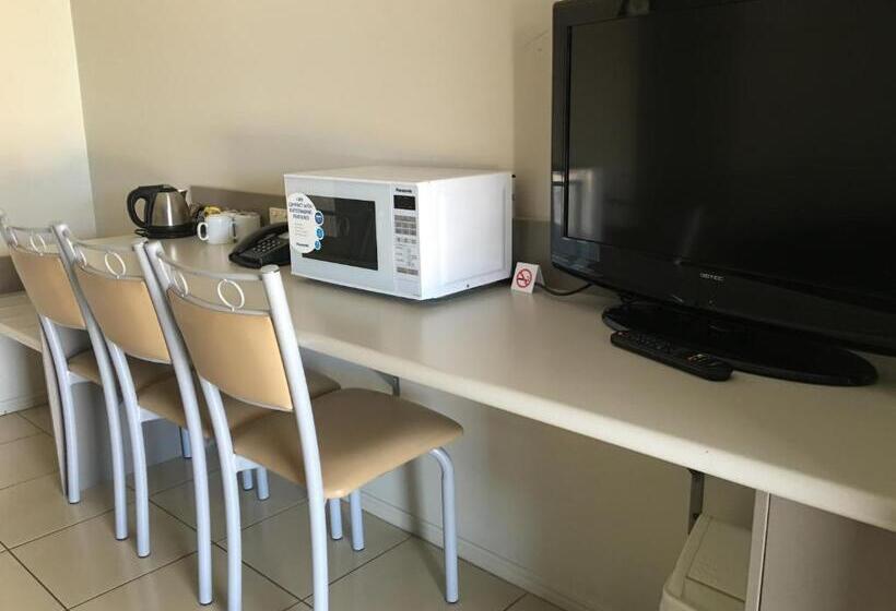 חדר אקזקיוטיב לשלושה, Blackwater Motor Inn