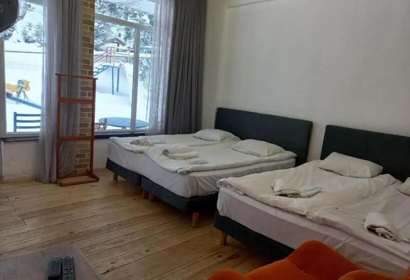 اتاق استاندارد چهارنفره با بالکن, Boutique Hotel Shale