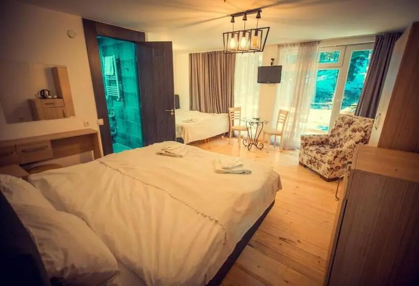 اتاق استاندارد چهارنفره با بالکن, Boutique Hotel Shale